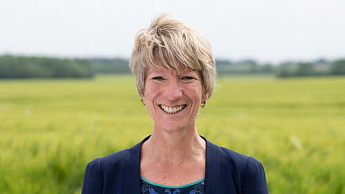 Pippa Heylings writes to Anthony Browne to demand safeguards for wildlife Head and shoulders photo of Pippa Heylings, Lib Dem Parliamentary candidate for South Cambs. Pippa is smiling at the camera, standing in front of a grassy field with trees in the distance.